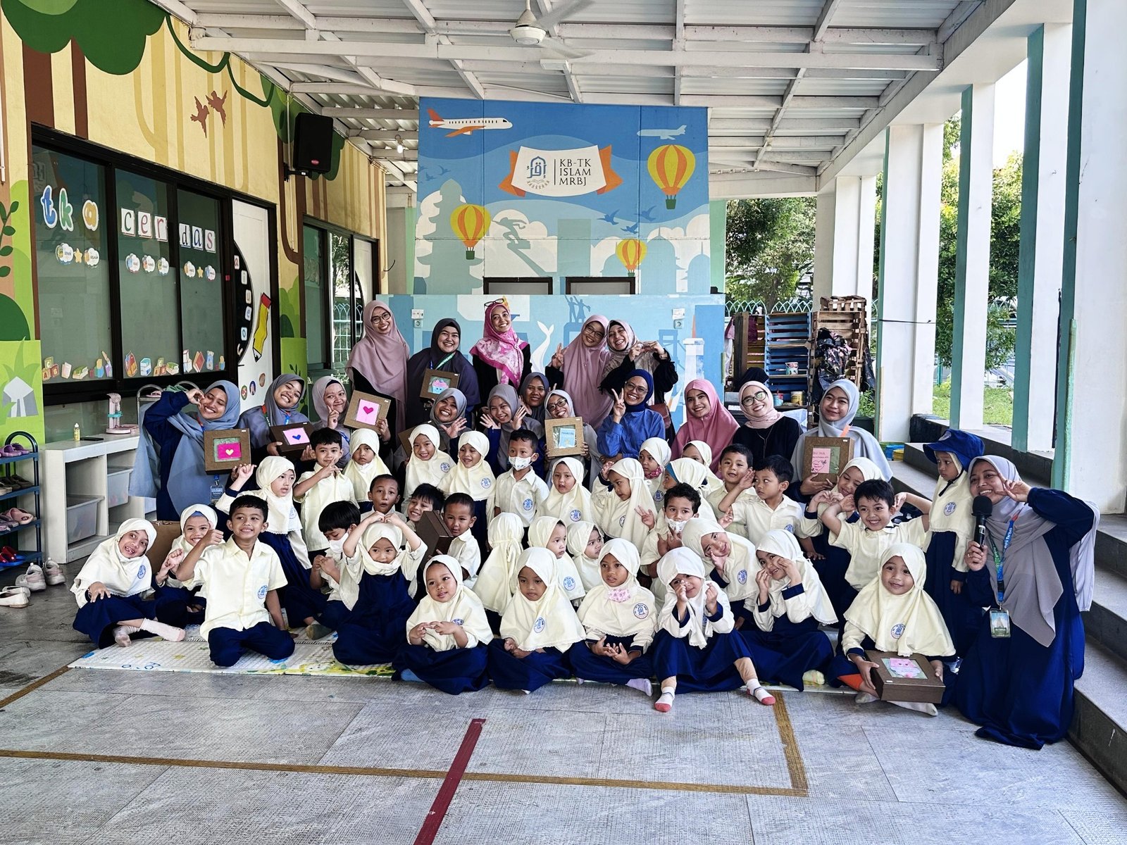 Anak-anak KB–TK Islam MRBJ bersama guru dan keluarga di lingkungan sekolah