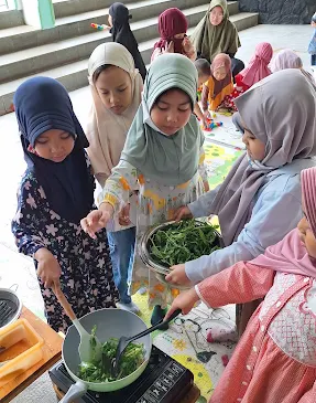 Mengenal bahan makanan di KB–TK Islam MRBJ